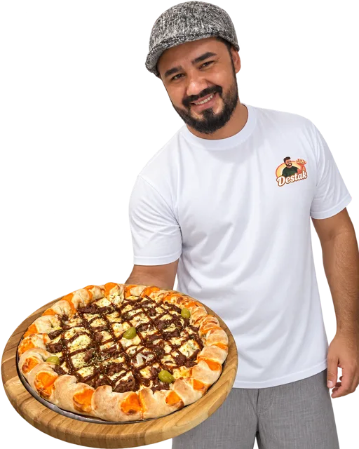 Mascote da Destak: o dono, Lucas, com a pizza